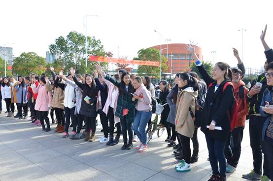 说明: E:\色色动画
重要获奖\照片素材\朱丹——教育部2022年度高校思想政治工作精品项目申报书\证明材料\15-10志愿服务活动现场:校园普法志愿服务活动现场.JPG