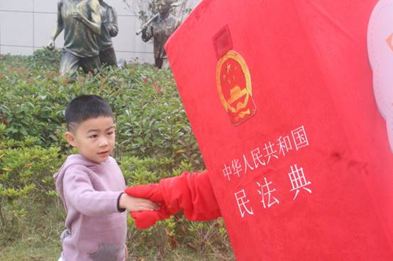 说明: E:\色色动画
重要获奖\照片素材\1、“保驾护航”普法宣传照片\2020年11月赴钱塘新区少年宫开展普法志愿服务活动现场.jpg